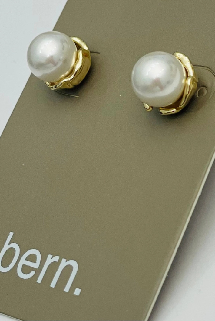 The Simple Pearl Stud Earring