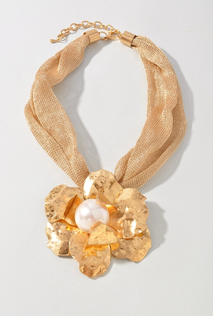 textured flower w/pearl necklace