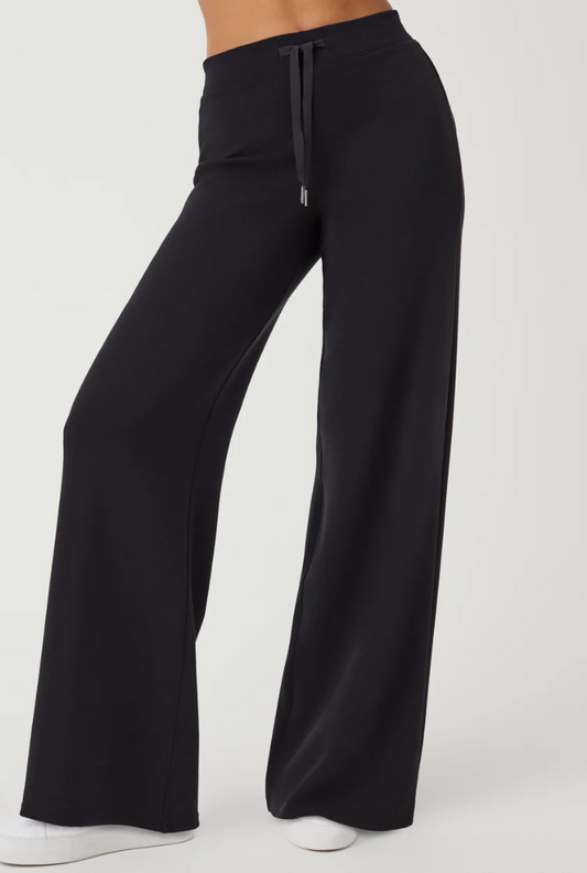 Air Essentials Wide Leg Pant Very Black