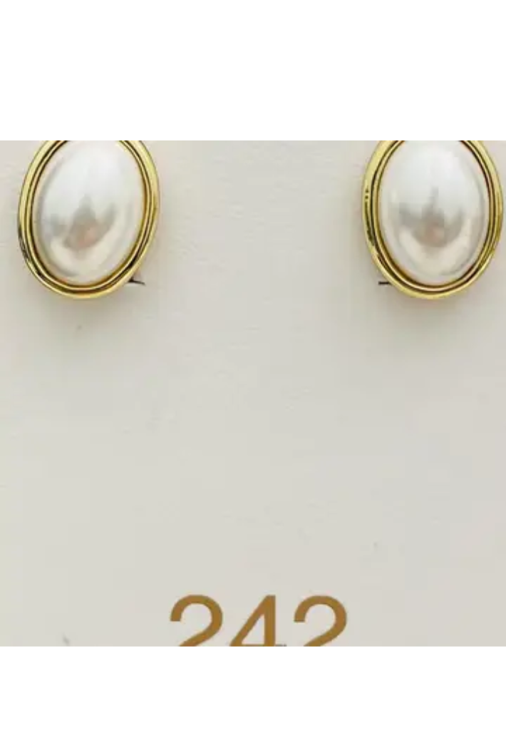 Petite Oval Pearl